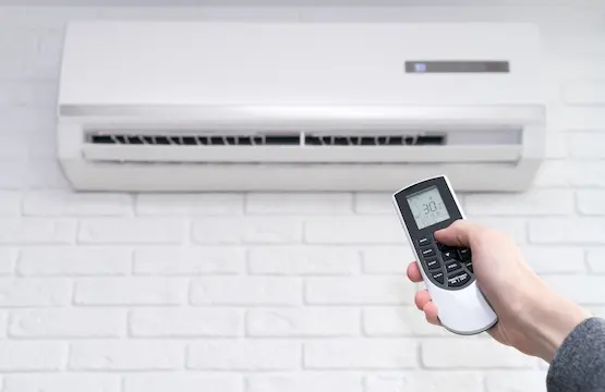 Installieren einer Klimaanlage in einem Wohnungsbüro, Nahaufnahme eines Technikers